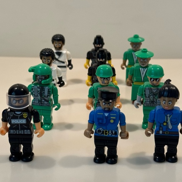 Make-It Blocks Twelve Mini Figs - Picture 8 of 13